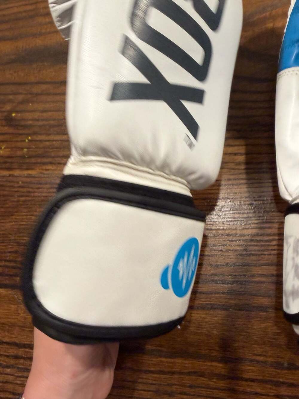 RockBox white boxing gloves 14 oz preowned - Picture 9 of 11